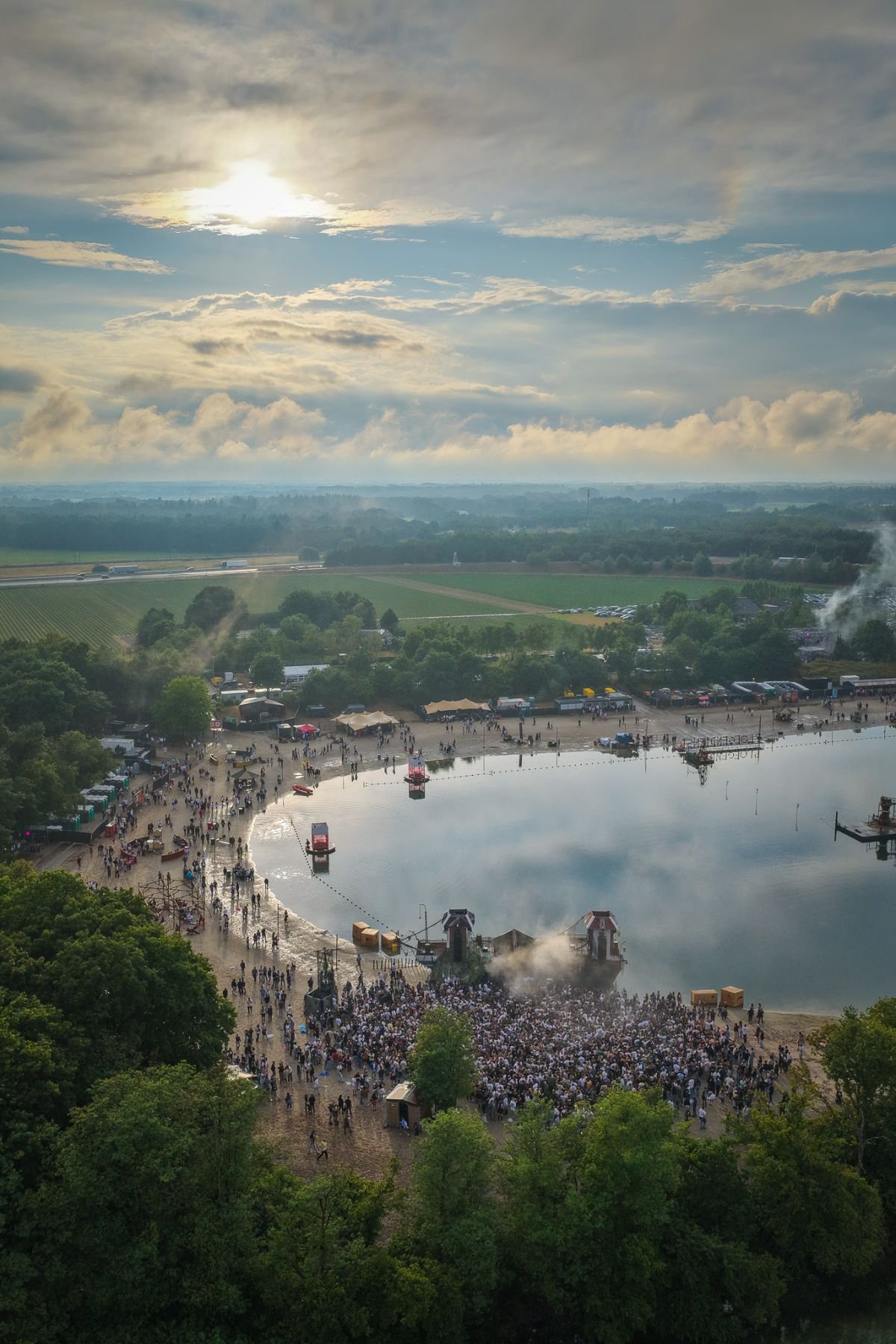 Dronebeeld van een festival aan het meer