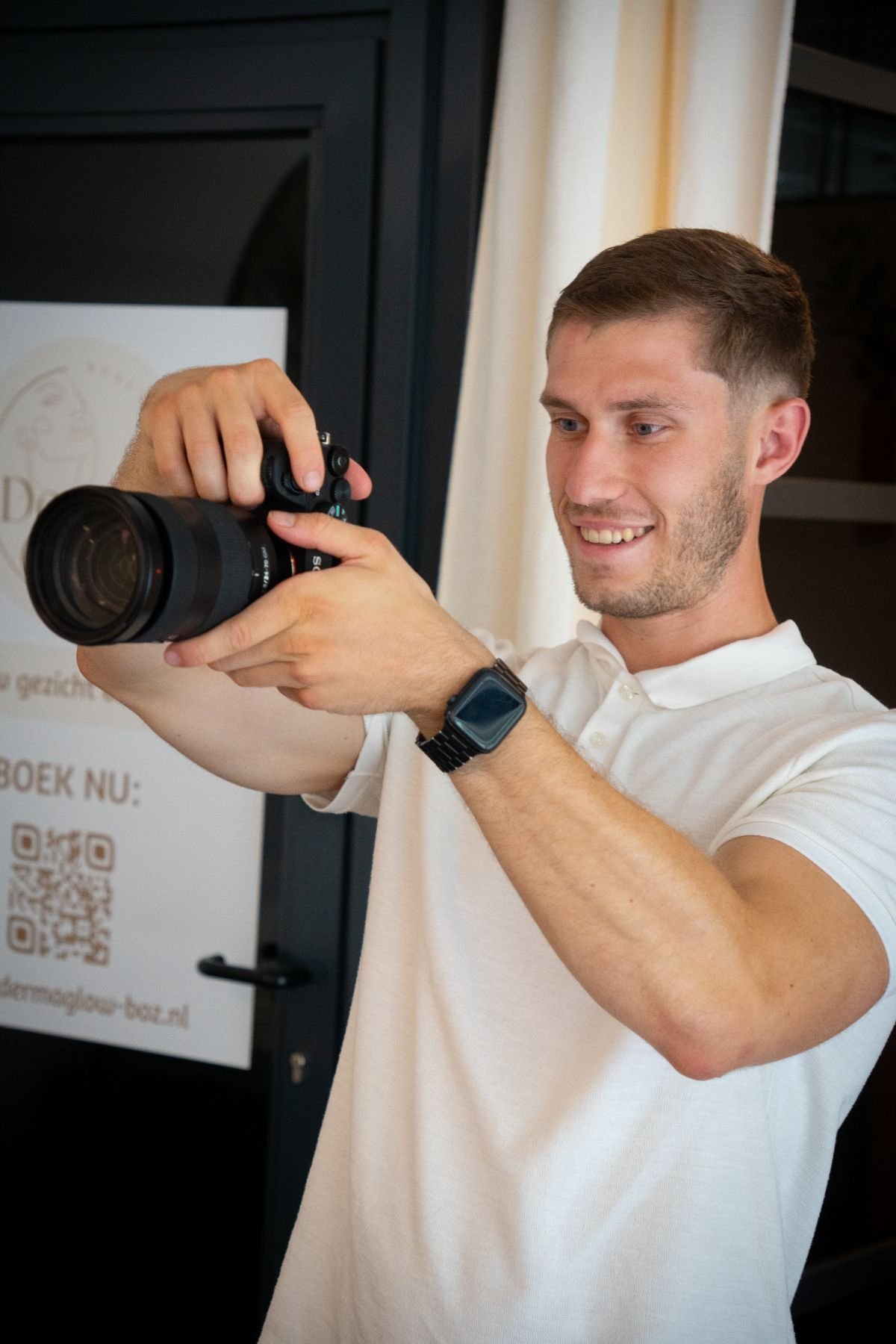 Nathan van Egeraat filmt met een camera