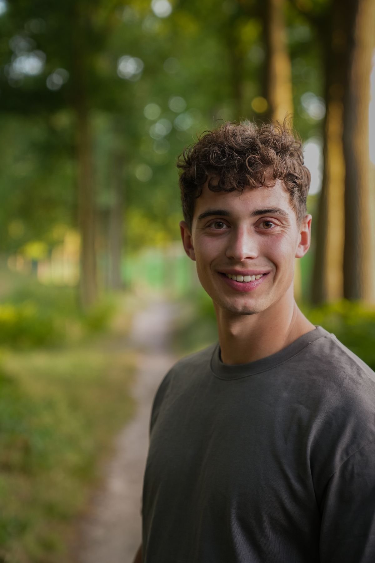 Portretfoto van een man op een bospad